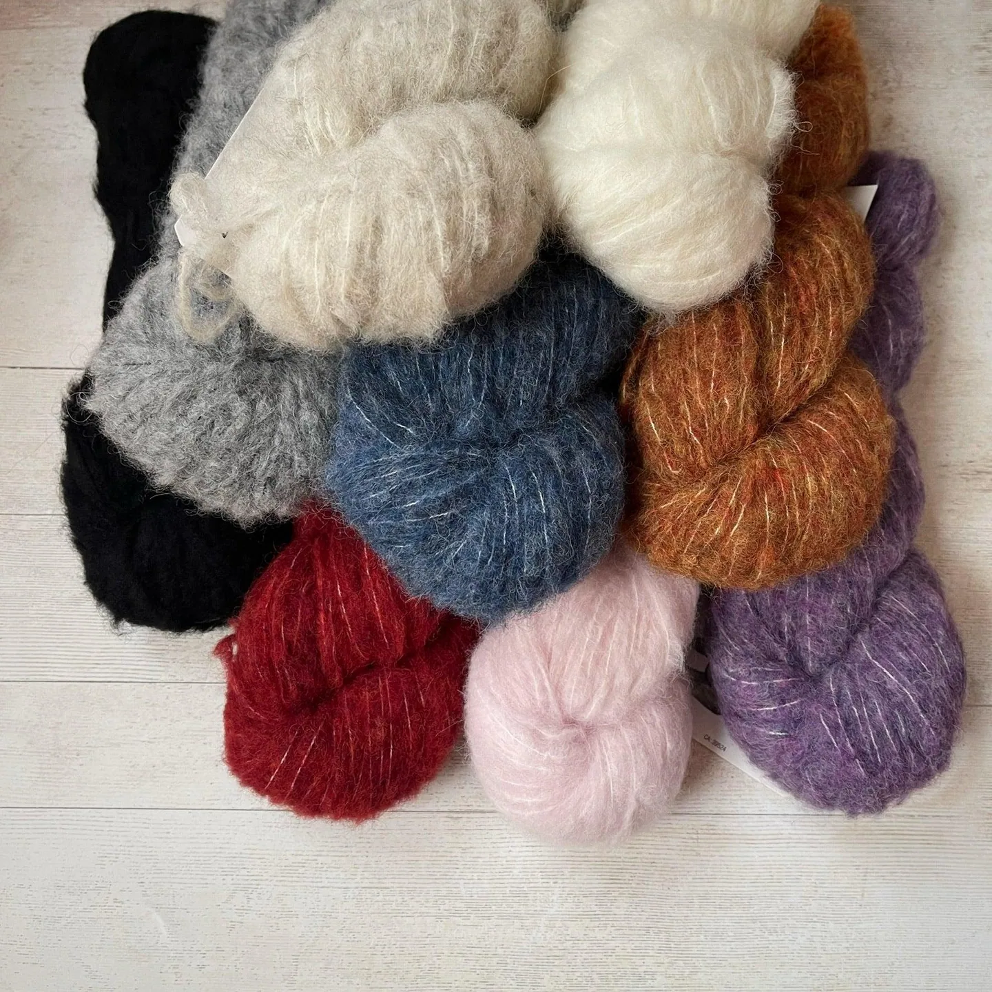 ILLIMANI brushed yarn colours — external visual reference